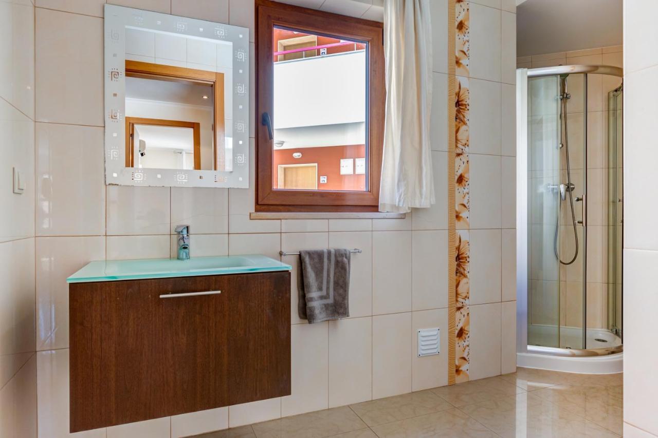 Two Bedroom Apartment With Rooftop Pool In Alvor Exterior photo