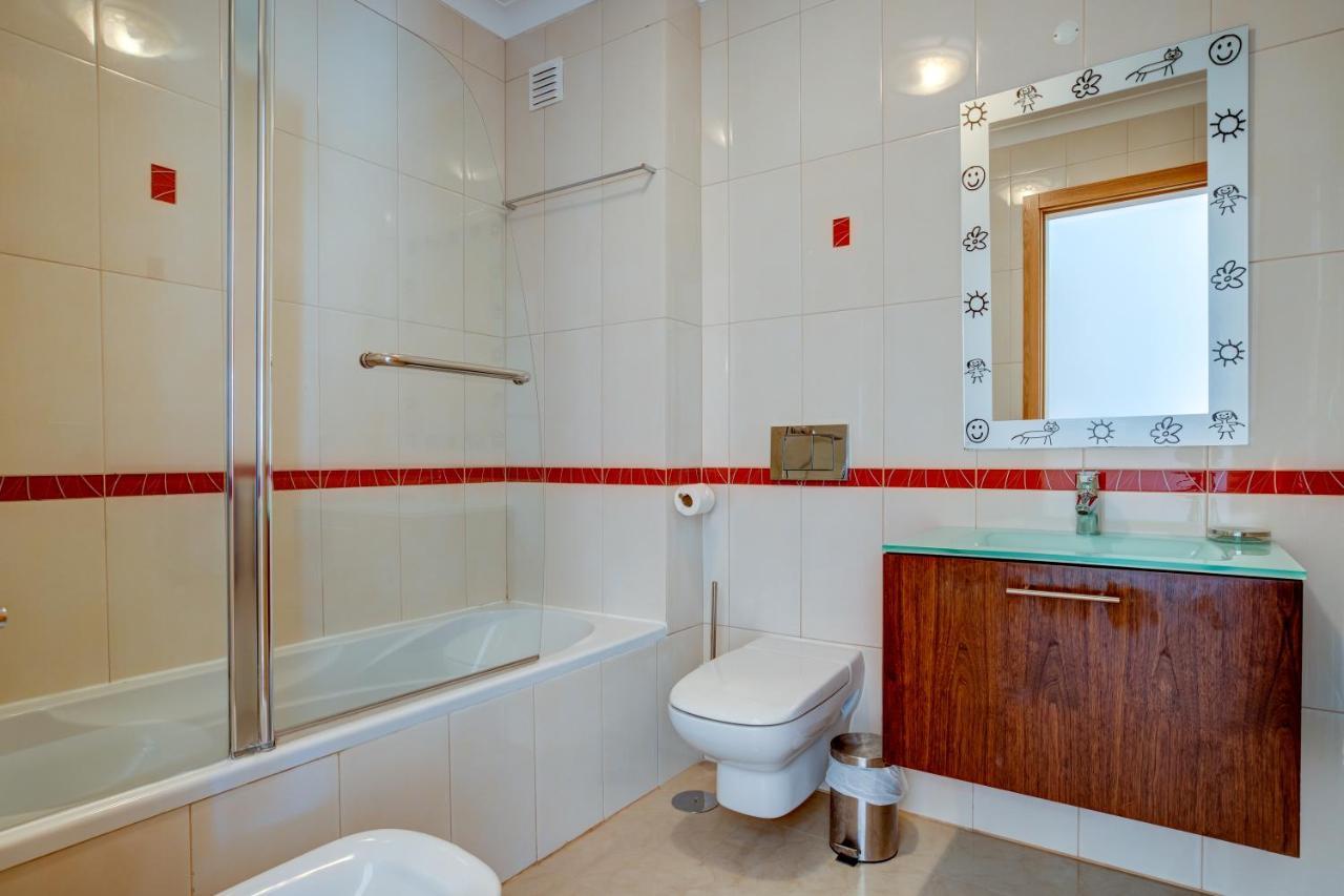 Two Bedroom Apartment With Rooftop Pool In Alvor Exterior photo